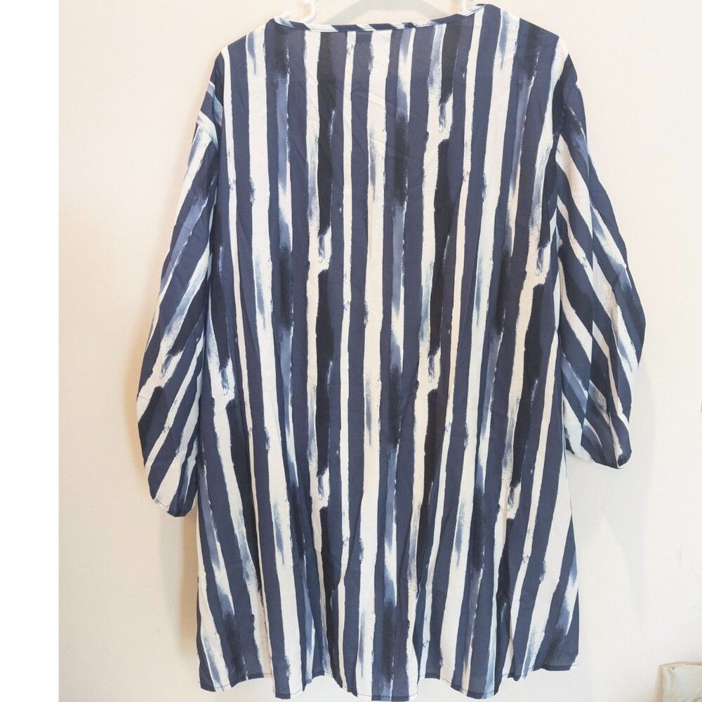 Bloomchic women's blue/white pattern wrap blouse shirt size 26/28W - Picture 2 of 5